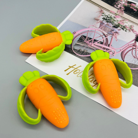 Jucarie dentitie bebelusi Flippy, morcov, 10x7.5x2.8 cm, cu manere de prindere, material silicon non-toxic, fara miros, portocaliu [4]