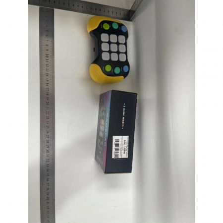 Jucarie Interactiva Flippy, Tip Consola Pop It, 6 butoane functionale, 5 Moduri de Joc, 600 Niveluri, + 3 ani, Galben/Negru [12]