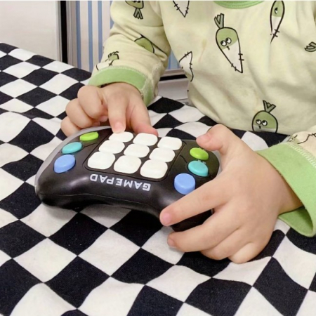 Jucarie Interactiva Flippy, Tip Consola Pop It, 6 butoane functionale, 5 Moduri de Joc, 600 Niveluri, +3 ani, Gri/Negru [2]