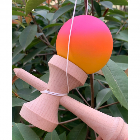 Jucarie Interactiva Kendama, Flippy, din Lemn, 18 cm, Joc de Indemanare pentru Copii si Adulti, Model Gradient 13, Roz/Portocaliu/Galben [1]
