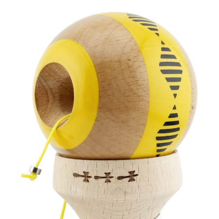 Kendama X Originala FREQUENCY, Profesionala, Flippy, Cupe Mari KING SIZE V3, Super Sticky, Gaura in Baza, Rulment Metalic, din lemn 18 cm, Ata 62/65 cm, Galben/Maro [13]