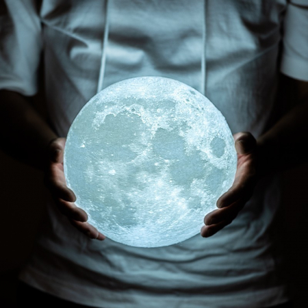 Lampa de veghe in forma de luna 3D Moon Light Alb Rece, alimentare baterii, stand plastic inclus, 8 cm, Flippy [3]