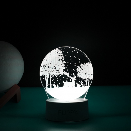 Lampa LED decorativa, Flippy, 3D, Peisaj de iarna, cu telecomanda, doua moduri de alimentare USB si baterii, 20 cm inaltime, din material acril si lumina multicolora, alb [4]