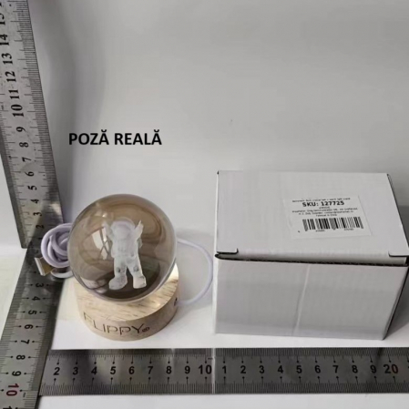 Lampa LED Decorativa, Flippy, cu Bila de Cristal cu Diametru 6cm, Model Astronaut 3D, Alimentare USB, Suport din Lemn, Lumina Alb Cald [4]