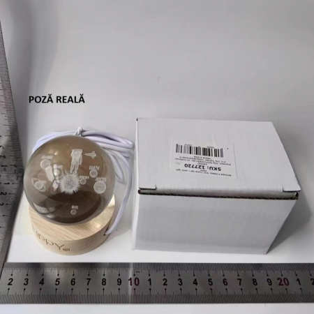 Lampa LED Decorativa, Flippy, cu Bila de Cristal cu Diametru 6cm, Model Astronaut in Galaxie 3D, Alimentare USB, Suport din Lemn, Lumina Alb Cald [1]