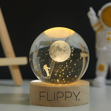 Lampa LED Decorativa, Flippy, cu Bila de Cristal cu Diametru 6cm, Model Astronaut pe Scara catre Luna 3D, Alimentare USB, Suport din Lemn, Lumina Alb Cald [5]