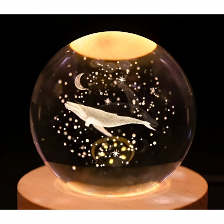 Lichidare Lampa LED Decorativa, Flippy, cu Bila de Cristal cu Diametru 6cm, Model Balena 3D, Alimentare USB, Suport din Lemn, Lumina Alb Cald [4]