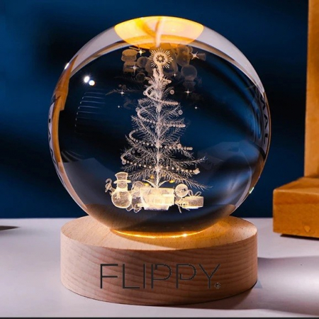 Lampa LED Decorativa, Flippy, cu Bila de Cristal cu Diametru 6cm, Model Brad de Craciun 3D, Alimentare USB, Suport din Lemn, Lumina Alb Cald [2]