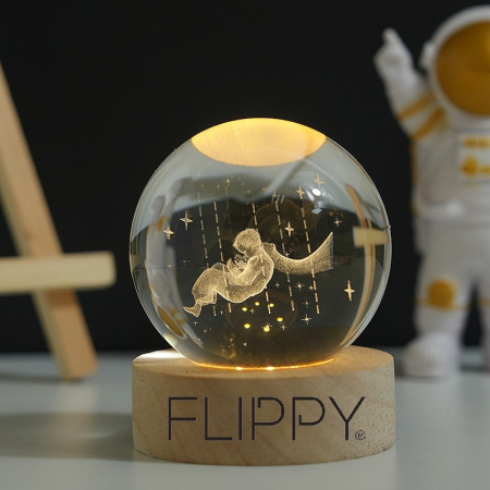 Lichidare Lampa LED Decorativa, Flippy, cu Bila de Cristal cu Diametru 6cm, Model Micul Print 3D, Alimentare USB, Suport din Lemn, Lumina Alb Cald [3]