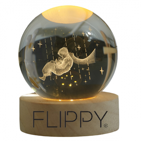 Sub 99 Lei - Lichidare Lampa LED Decorativa, Flippy, cu Bila de Cristal cu Diametru 6cm, Model Micul Print 3D, Alimentare USB, Suport din Lemn, Lumina Alb Cald