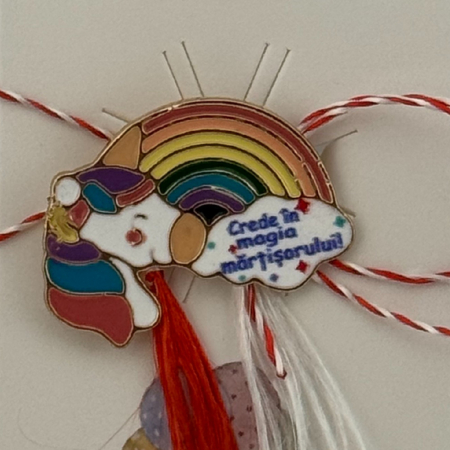 Martisor pentru copii, Jolie, Material Metal, Ambalaj Carton cu Design, Dimensiune Brosa Aproximativ 2x2 cm, Multicolor, cu Mesaj, Model Curcubeu si Unicorn [1]