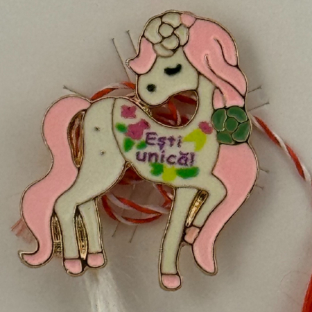 Martisor pentru copii, Jolie, Material Metal, Ambalaj Carton cu Design, Dimensiune Brosa Aproximativ 2x2 cm, Multicolor, cu Mesaj, Model Unicorn [1]