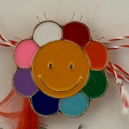 Martisor pentru copii, Jolie, Material Metal, Ambalaj Carton cu Design, Dimensiune Brosa Aproximativ 2x2 cm, Multicolor, Model Floare [1]