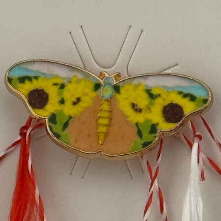 Martisor pentru copii, Jolie, Material Metal, Ambalaj Carton cu Design, Dimensiune Brosa Aproximativ 2x2 cm, Multicolor, Model Fluturas [1]