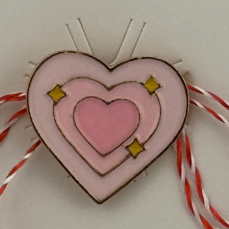 Martisor pentru copii, Jolie, Material Metal, Ambalaj Carton cu Design, Dimensiune Brosa Aproximativ 2x2 cm, Multicolor, Model Inima [1]