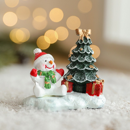 Sub 99 Lei - Ornament de Craciun din Rasina pentru Decor, Flippy, Model Om de Zapada cu Brad, Decoratiune de Birou pentru Craciun, 6.5 x 6.5 x 4 cm, Alb Verde
