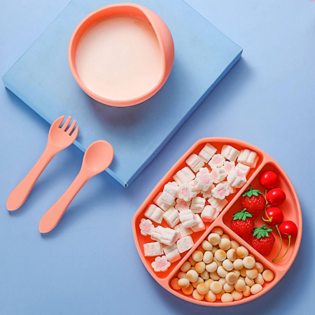 Set 5 piese diversificare bebelusi si copii din silicon Flippy, baveta, farfurie compartimentata cu ventuza, bol cu ventuza, tacamuri, fara alergeni, roz [1]