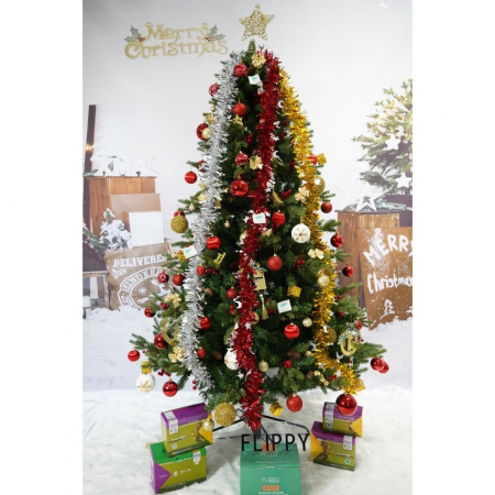 Set brad artificial de Craciun si elemente decorative, decorat cu conuri pin rosii, inaltime 210 cm, diametru 137 cm, 1172 ramuri, Flippy, verde, suport metalic inclus [1]