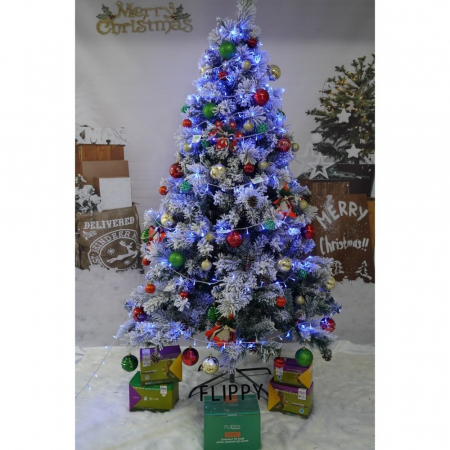 Set brad artificial de Craciun si elemente decorative, nins, decorat cu conuri pin, pentru interior/exterior, inaltime 210 cm, diametru 131 cm, 630 ramuri, Flippy, alb/verde, suport metalic inclus [1]