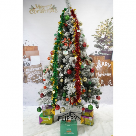 Set brad artificial de Craciun si elemente decorative, nins, decorat cu conuri pin, pentru interior/exterior, inaltime 210 cm, diametru 131 cm, 630 ramuri, Flippy, alb/verde, suport metalic inclus [1]