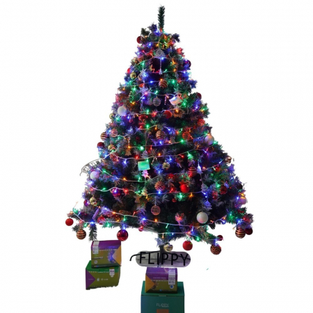 Decoratiuni, ornamente si articole Craciun - Set brad artificial de Craciun si elemente decorative, nins, decorat cu conuri pin, pentru interior/exterior, inaltime 210 cm, diametru 147 cm, 1150 ramuri, Flippy, verde, suport metalic inclus