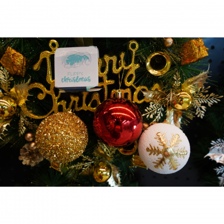 Set de 12 ornamente de brad, Flippy, de tip Glob, Alb/ Rosu, din polistiren, cu finisaj sclipitor , cutie  8  cm adancime x 32  cm lungime x 24  cm inaltime [2]