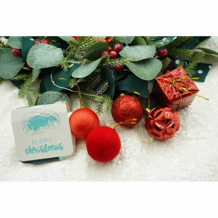 Set de 20 ornamente de brad, Flippy, de tip Glob, Rosu, din polistiren, cu finisaj sclipitor , cutie  4  cm adancime x 20  cm lungime x 16  cm inaltime [7]