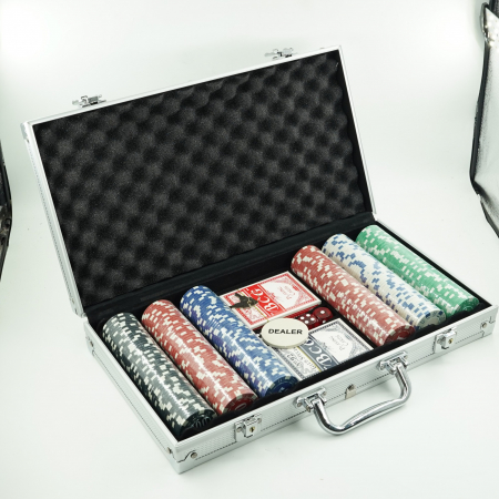 Set de Poker Complex cu 300 de jetoane Flippy, Include 2 seturi de carti, 5 zaruri, Echipat cu servieta de aluminiu cu dimensiunile 39x7x27 cm [6]