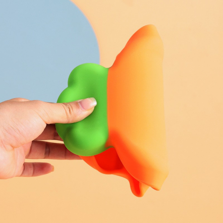 Set diversificare bebelusi Flippy, din silicon, 23.5 x 12.5 cm, 1 farfurie compartimentata in forma de morcov, lingurita si furculita, pai, perie pai, fara alergeni, ventuza fixare, forma creativa, po [5]