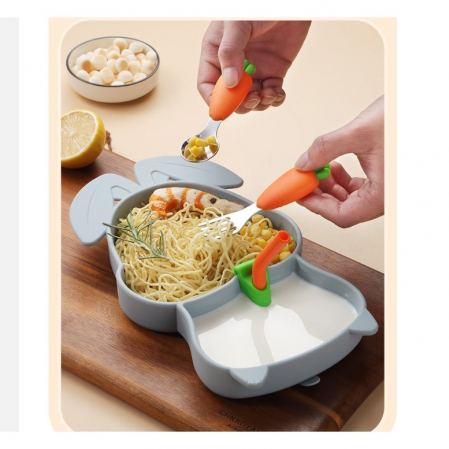 Set diversificare bebelusi Flippy, din silicon, 26 x 15 cm, 1 farfurie compartimentata in forma de iepure, lingurita si furculita, pai, perie pai, fara alergeni, ventuza fixare, forma creativa, bleuma [1]