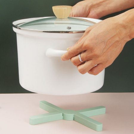 Suport pliabil din silicon pentru vase fierbinti Flippy, portabil, usor de depozitat, rezistent la temperaturi foarte ridicate, 14.5 x 7.5 x 1.6 cm, antialunecare, verde [4]