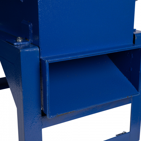 Tocator lucerna, fan, coceni Micul Fermier F-500 (siscornita), 4 kW, 20 ciocanele, 2 site, 300-400 kg/h [3]