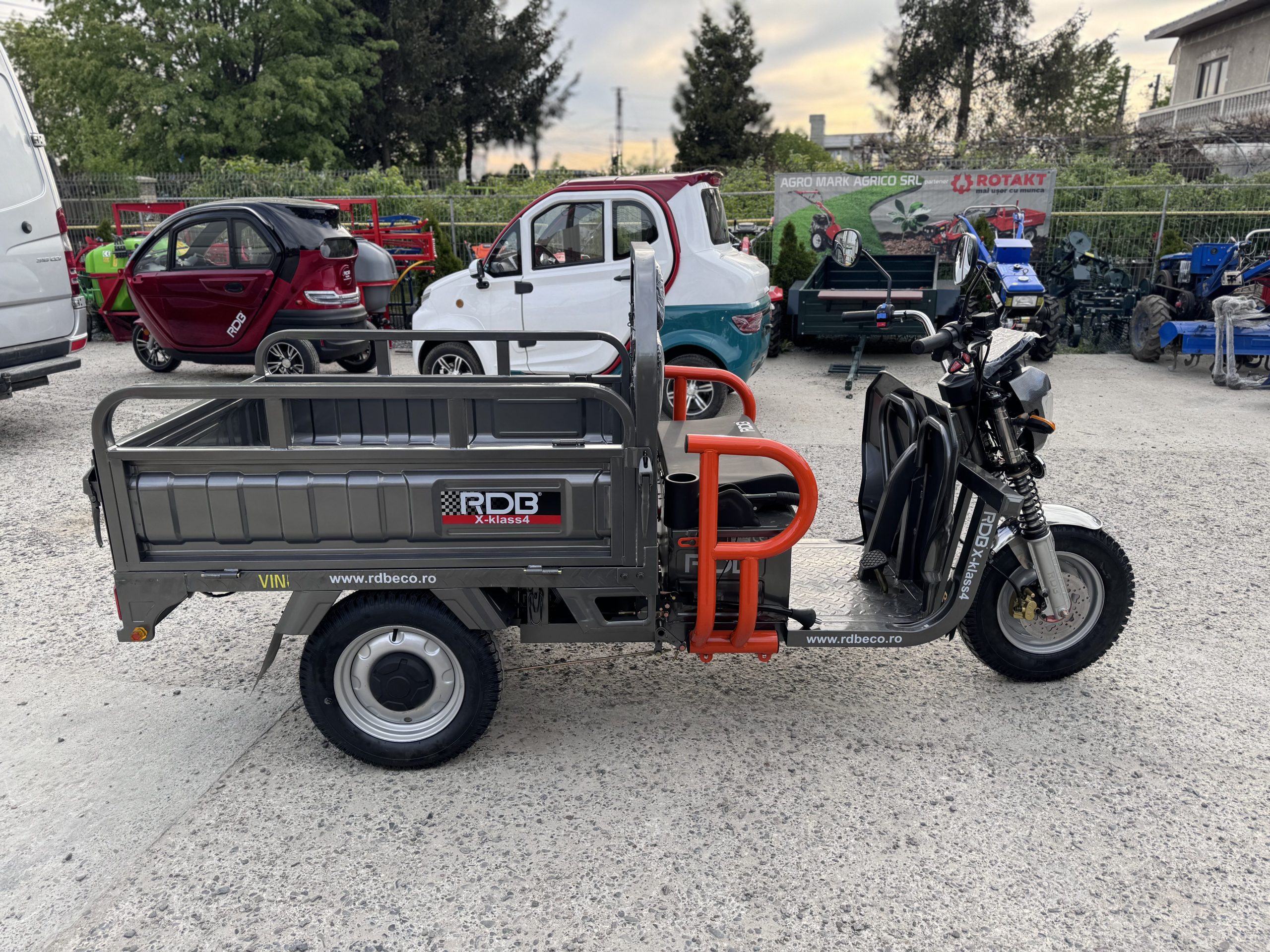 Triciclu electric RDB X-Klass4, 3500W, Fara permis, 25 km/h, autonomie 60 km, baterie 72V 32Ah, greutate maxima admisa 628 kg [6]