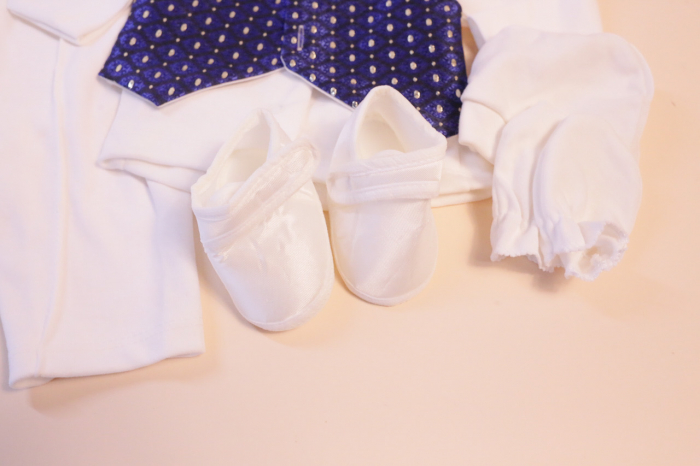 alt="Set nou-născut băieței – bluză albă cu papion, vestă, pantaloni, pantofiori, mănuși, căciuliță, cadou botez" [4]
