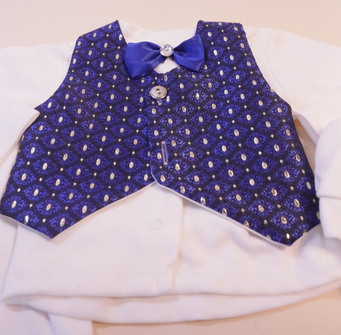 alt="Set nou-născut băieței – bluză albă cu papion, vestă, pantaloni, pantofiori, mănuși, căciuliță, cadou botez" [5]