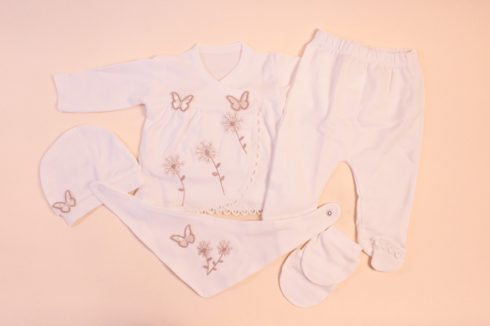 alt="Set nou-născut fetițe 5 piese – bluză, pantaloni, babetă, pantofiori, căciuliță, mănuși" [2]