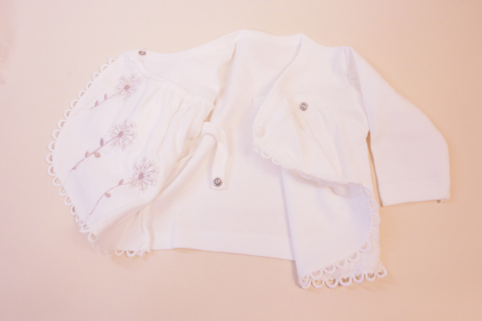 alt="Set nou-născut fetițe 5 piese – bluză, pantaloni, babetă, pantofiori, căciuliță, mănuși" [4]
