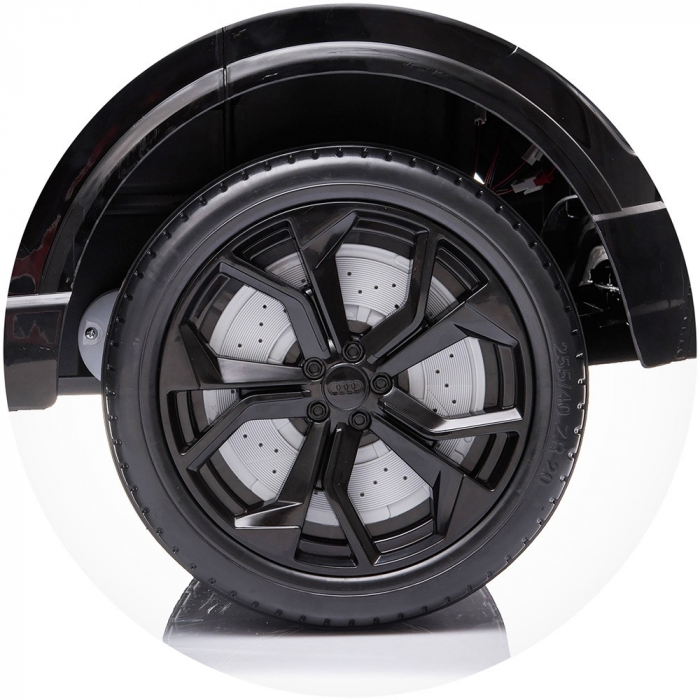 Masinuta electrica Chipolino Audi RS Q8 cu scaun din piele si roti EVA black [6]
