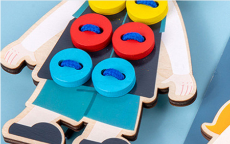 Joc de indemanare si snuruit cu nasturi, Baietelul nazdravan [1]