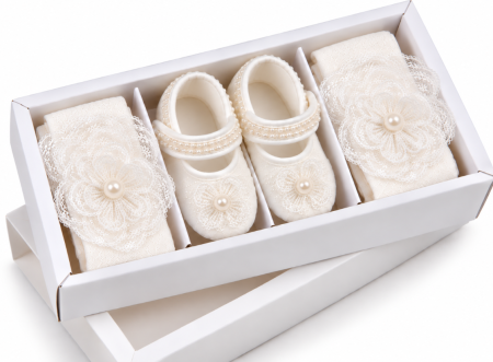 Incaltaminte botez - Set elegant pentru bebeluși cu pantofiori, dres și accesorii din dantelă – Caprice Baby Collection, Floricica cu perla