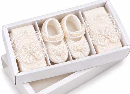 Incaltaminte botez - Set elegant pentru bebeluși cu pantofiori, dres și accesorii din dantelă – Caprice Baby Collection, fundite