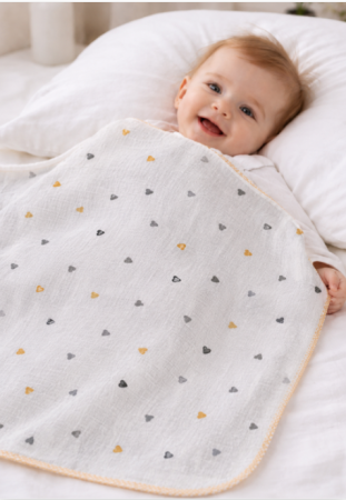 Haine bebe baietei - Păturica muselină pentru bebeluși, model Inimioare multicolore