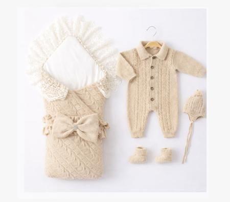 Salopete - Set tricotat pentru bebeluși, Portbebe, salopetă, căciuliță și botoșei, Bej, 0–3 luni, Colectie Lux
