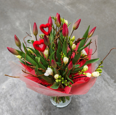 Buchete de primavară - Buchet 25 lalele și frezii, albe și roșii