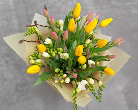 Buchet 37 lalele și frezii albe, roz și galbene [1]