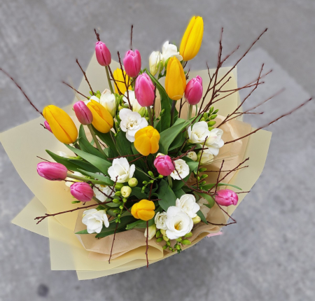 Ocazii - Buchet 37 lalele și frezii albe, roz și galbene