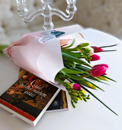 Buchete de primavară - Buchet mӑrtişor 3 iris, 5 lalele simple, 3 frezii