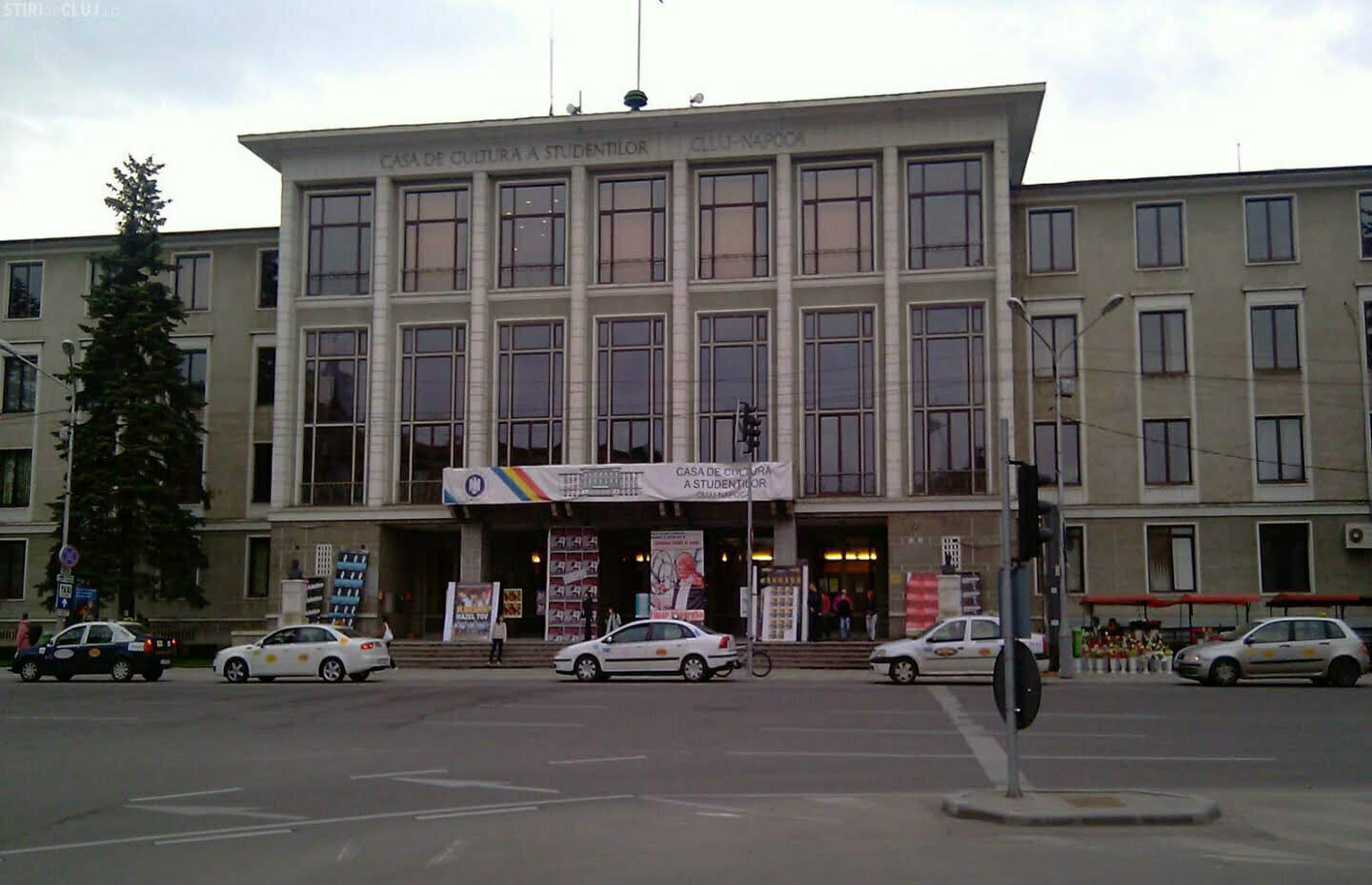 Ferestre și uși din lemn pentru Casa de Cultură a Studenților Cluj-Napoca: proiect public realizat de BucinMob