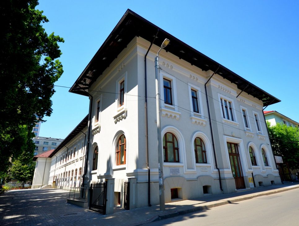 Uși interioare din lemn pentru Casa Muzeelor Iași: proiect BucinMob într-o clădire monument istoric