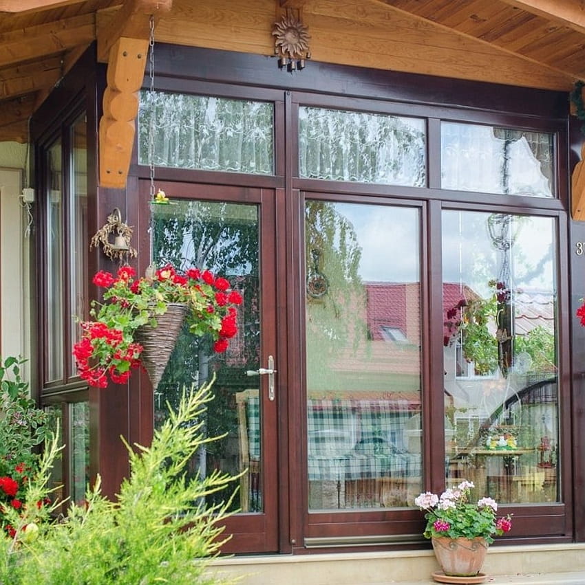 Ferestre glisante din lemn pentru terase – soluții elegante și eficiente spațiu